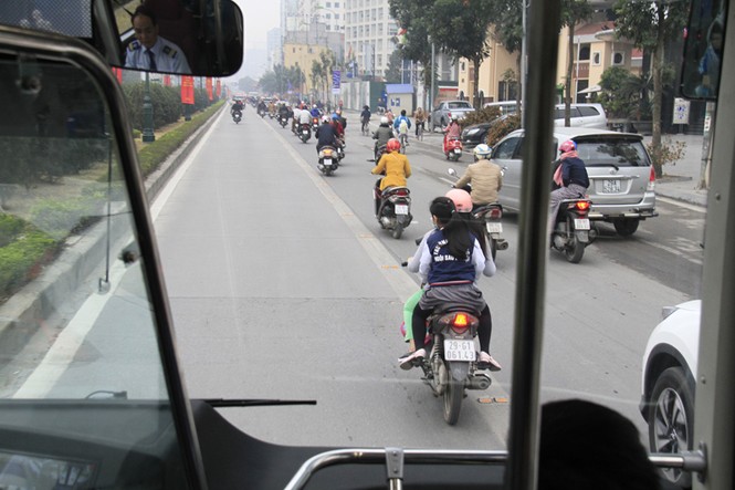 Buýt nhanh BRT bị 'bao vây', tạt đầu giờ cao điểm - ảnh 3