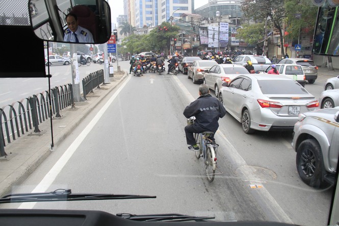 Buýt nhanh BRT bị 'bao vây', tạt đầu giờ cao điểm - ảnh 4