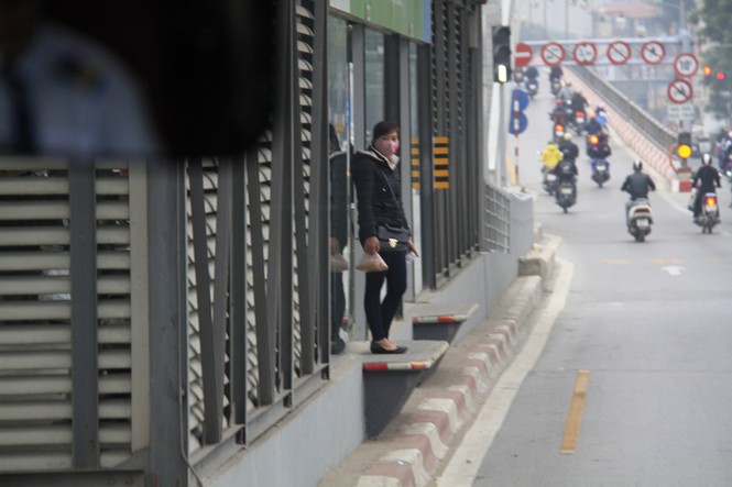 Buýt nhanh BRT bị 'bao vây', tạt đầu giờ cao điểm - ảnh 5