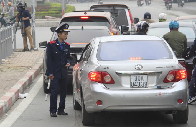 Buýt nhanh BRT bị 'bao vây', tạt đầu giờ cao điểm - ảnh 6