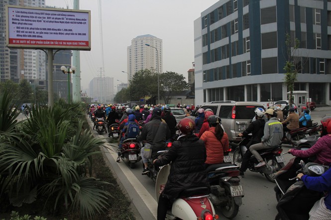 Buýt nhanh BRT bị 'bao vây', tạt đầu giờ cao điểm - ảnh 7