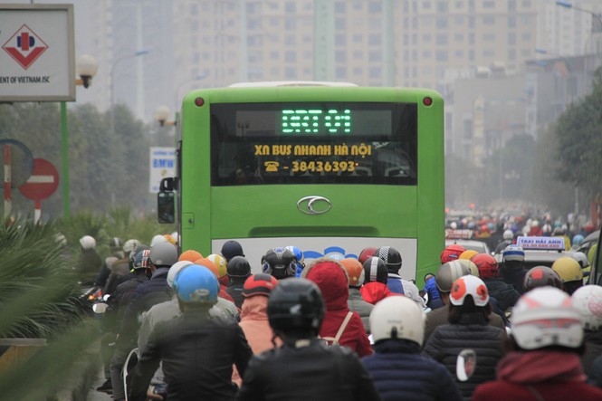 Buýt nhanh BRT bị 'bao vây', tạt đầu giờ cao điểm - ảnh 8