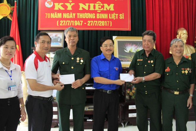 Báo Tiền Phong tặng quà 4 trung tâm điều dưỡng thương binh - ảnh 2