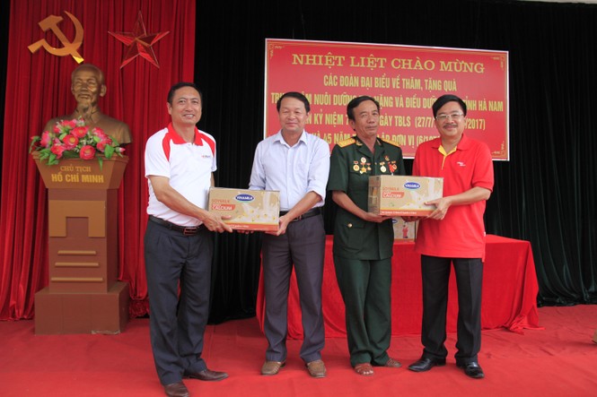 Báo Tiền Phong tặng quà 4 trung tâm điều dưỡng thương binh - ảnh 5