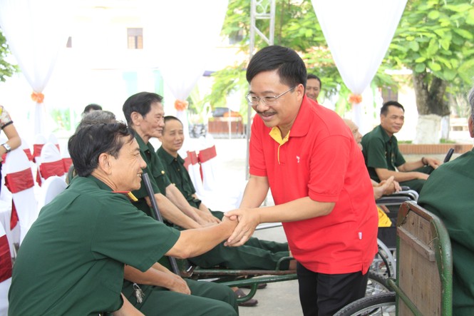 Báo Tiền Phong tặng quà 4 trung tâm điều dưỡng thương binh - ảnh 6