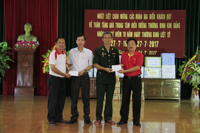 Báo Tiền Phong tặng quà 4 trung tâm điều dưỡng thương binh - ảnh 7