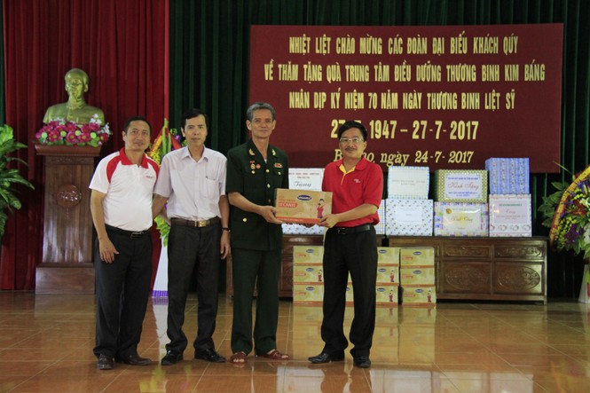 Báo Tiền Phong tặng quà 4 trung tâm điều dưỡng thương binh - ảnh 8