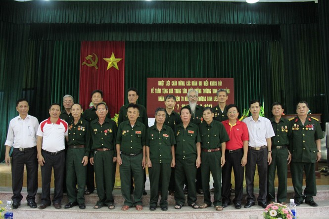 Báo Tiền Phong tặng quà 4 trung tâm điều dưỡng thương binh - ảnh 9