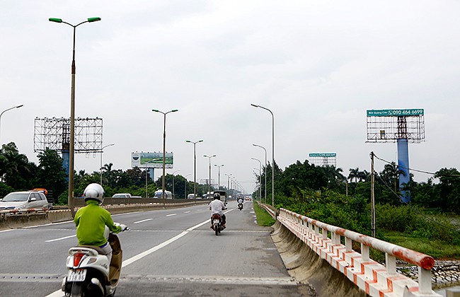 Biển quảng cáo tấm lớn: Siêu lợi nhuận và siêu... nhếch nhác - ảnh 2