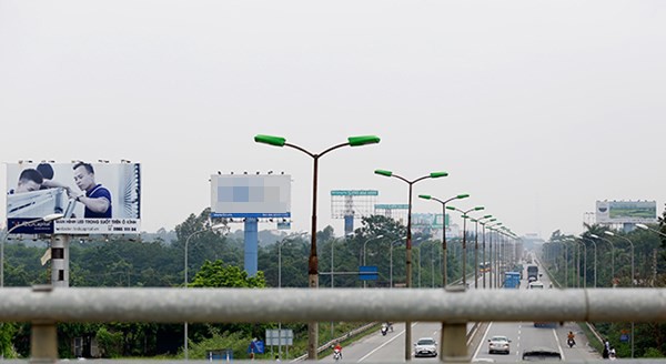 Biển quảng cáo tấm lớn: Siêu lợi nhuận và siêu... nhếch nhác - ảnh 9