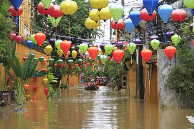Cận cảnh nước lũ ngập phố cổ Hội An - ảnh 10
