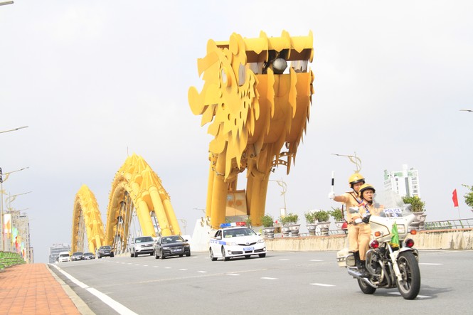 Siêu xe Tổng thống Nga, Mỹ cùng qua cầu Rồng Đà Nẵng - ảnh 1
