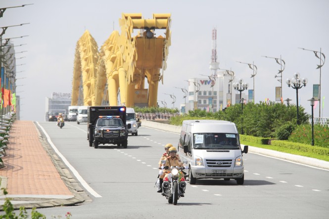 Siêu xe Tổng thống Nga, Mỹ cùng qua cầu Rồng Đà Nẵng - ảnh 14