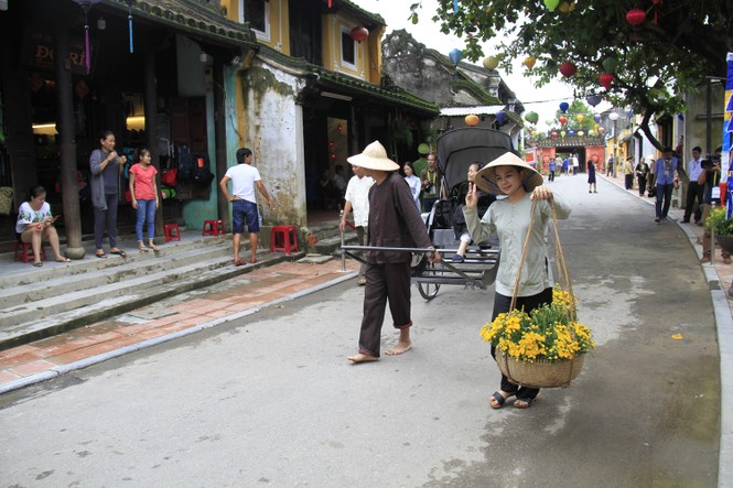 Phu nhân Chủ tịch nước dạo phố cổ Hội An cùng quan khách - ảnh 1