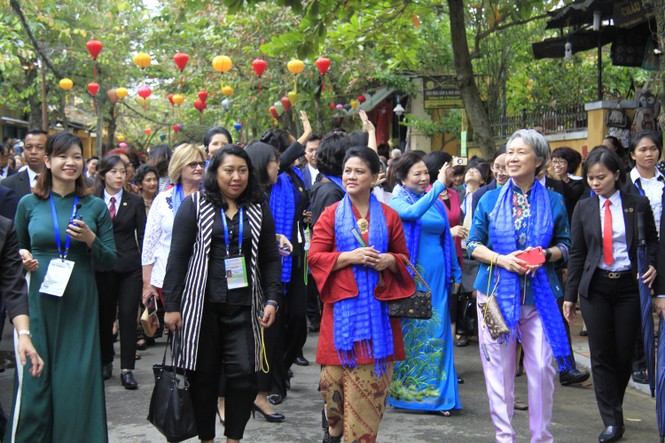 Phu nhân Chủ tịch nước dạo phố cổ Hội An cùng quan khách - ảnh 2
