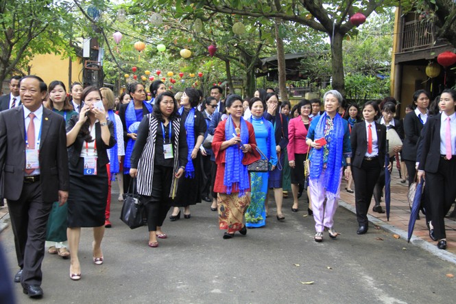Phu nhân Chủ tịch nước dạo phố cổ Hội An cùng quan khách - ảnh 4