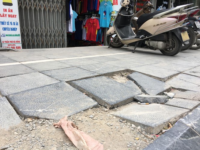 Vỉa hè vừa lát đá hơn 200 tỷ đồng đã hỏng - ảnh 1