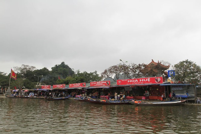 Chùa Hương thưa vắng du khách ngày khai hội - ảnh 1