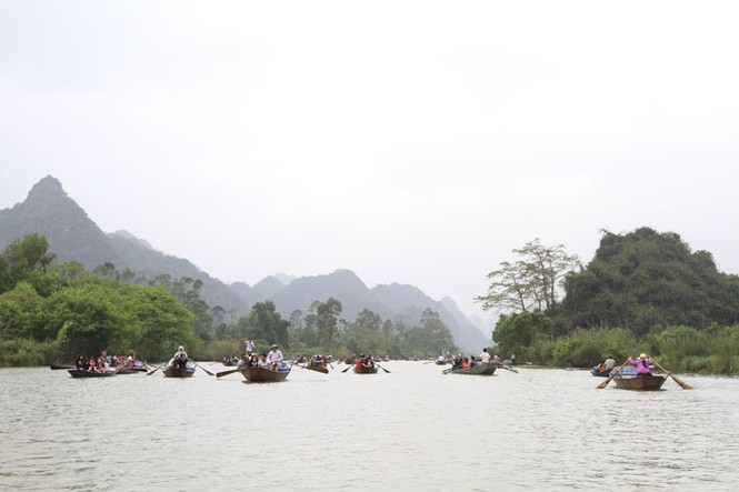 Chùa Hương thưa vắng du khách ngày khai hội - ảnh 2