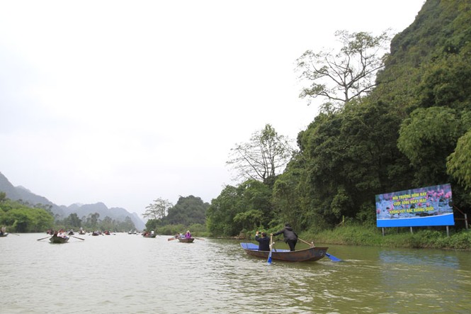 Chùa Hương thưa vắng du khách ngày khai hội - ảnh 3