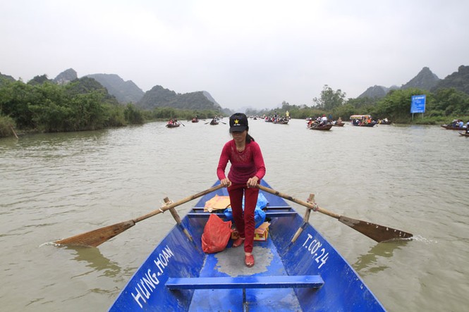 Chùa Hương thưa vắng du khách ngày khai hội - ảnh 4