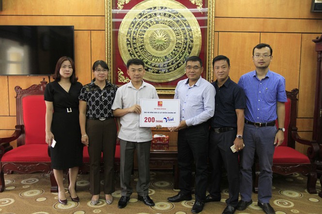 Tặng 200 thùng nước khoáng thiên nhiên cho người dân vùng lũ Chương Mỹ - ảnh 1