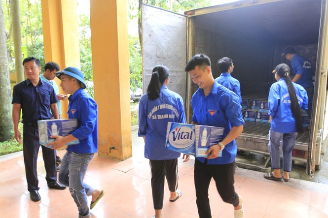 Tặng 200 thùng nước khoáng thiên nhiên cho người dân vùng lũ Chương Mỹ - ảnh 2