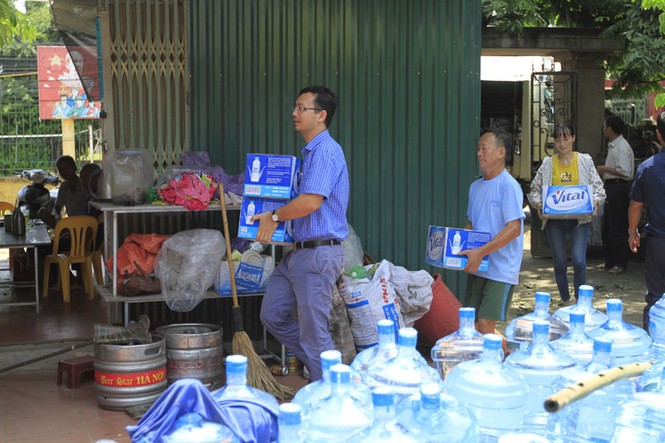 Tặng 200 thùng nước khoáng thiên nhiên cho người dân vùng lũ Chương Mỹ - ảnh 4