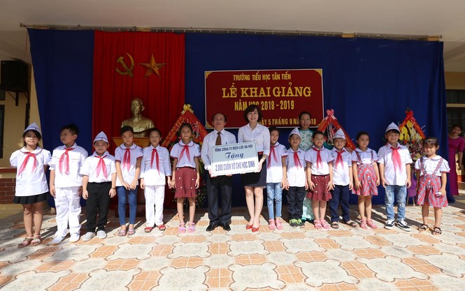 Học sinh vùng ngập Chương Mỹ vượt khó năm học mới - ảnh 8