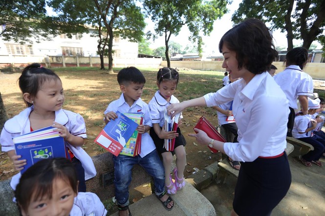Học sinh vùng ngập Chương Mỹ vượt khó năm học mới - ảnh 9