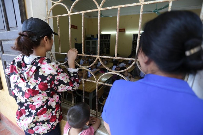 Học sinh vùng ngập Chương Mỹ vượt khó năm học mới - ảnh 14