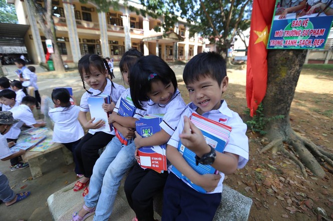 Học sinh vùng ngập Chương Mỹ vượt khó năm học mới - ảnh 11