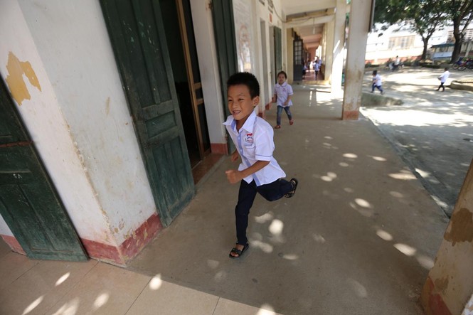 Học sinh vùng ngập Chương Mỹ vượt khó năm học mới - ảnh 12