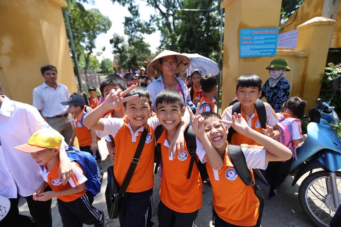 Học sinh vùng ngập Chương Mỹ vượt khó năm học mới - ảnh 15