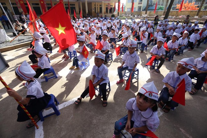Học sinh vùng ngập Chương Mỹ vượt khó năm học mới - ảnh 1