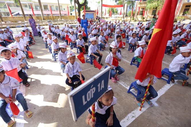 Học sinh vùng ngập Chương Mỹ vượt khó năm học mới - ảnh 2