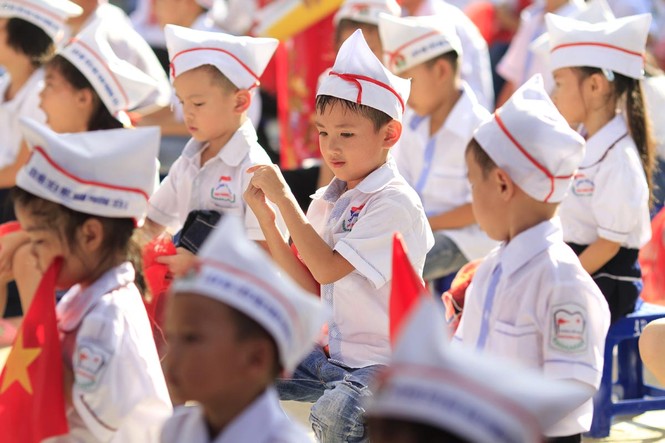 Học sinh vùng ngập Chương Mỹ vượt khó năm học mới - ảnh 3
