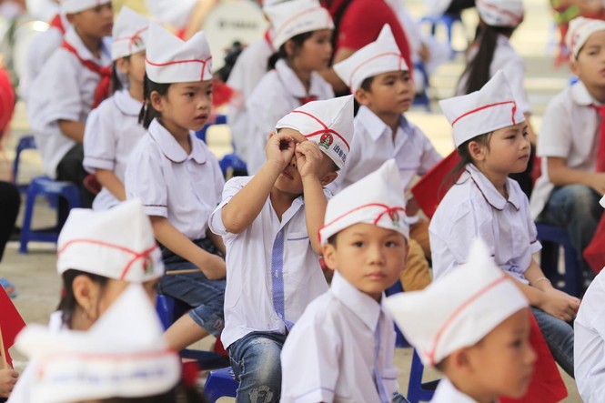 Học sinh vùng ngập Chương Mỹ vượt khó năm học mới - ảnh 4