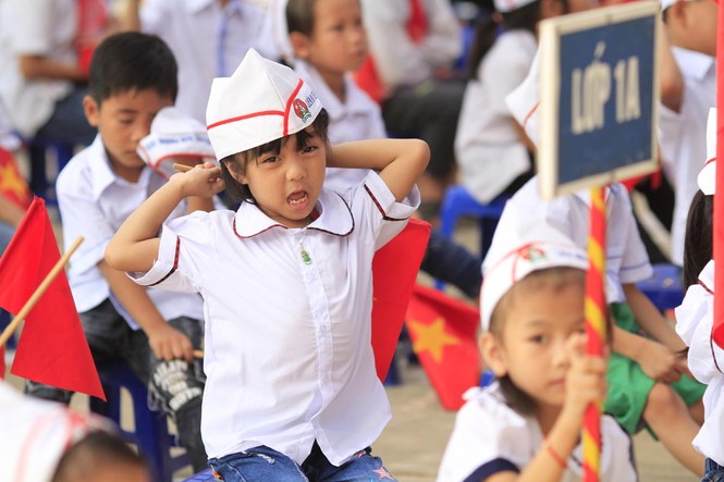 Học sinh vùng ngập Chương Mỹ vượt khó năm học mới - ảnh 6