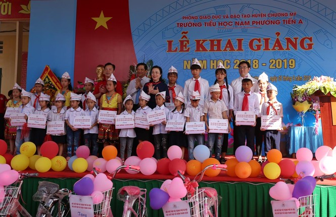 Học sinh vùng ngập Chương Mỹ vượt khó năm học mới - ảnh 7
