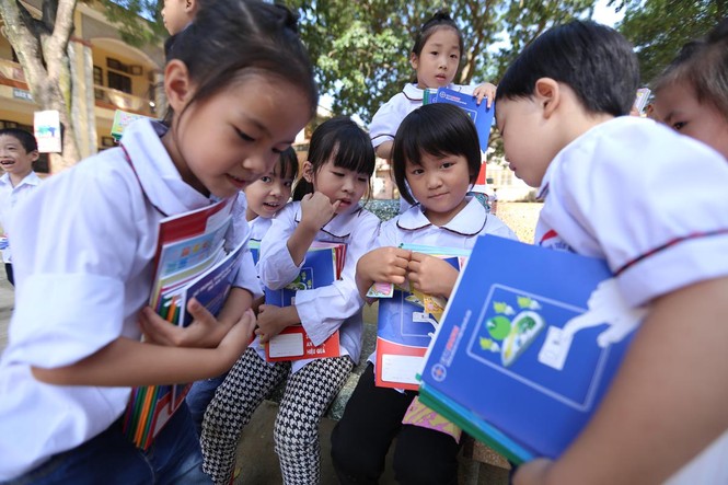 Học sinh vùng ngập Chương Mỹ vượt khó năm học mới - ảnh 13