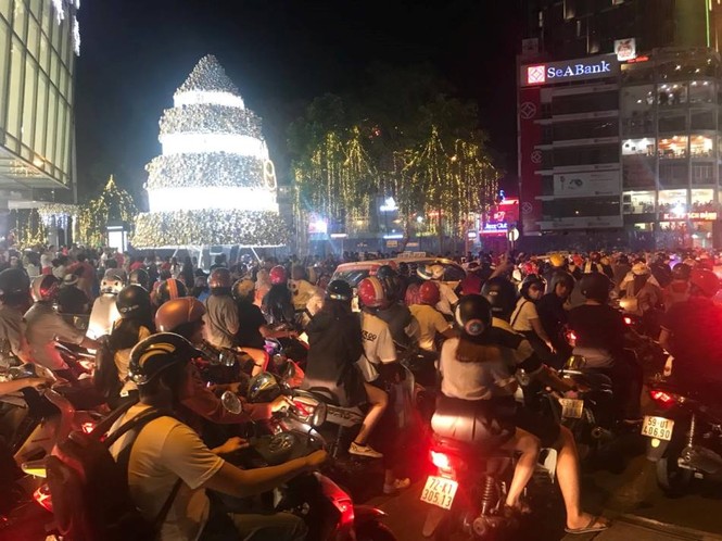 Trung tâm TPHCM ùn tắc, kẹt cứng trong đêm Noel - ảnh 5