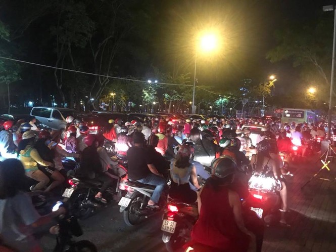 Trung tâm TPHCM ùn tắc, kẹt cứng trong đêm Noel - ảnh 6