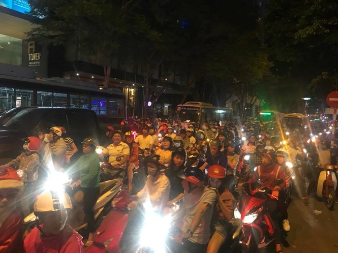 Trung tâm TPHCM ùn tắc, kẹt cứng trong đêm Noel - ảnh 3