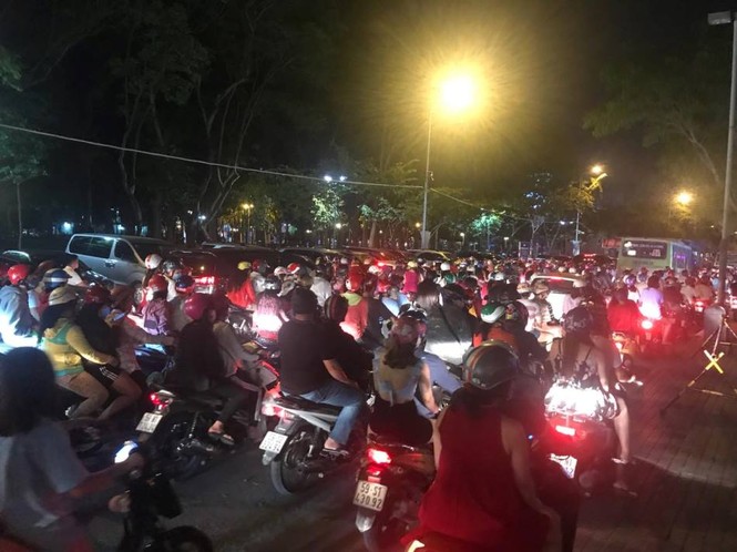 Trung tâm TPHCM ùn tắc, kẹt cứng trong đêm Noel - ảnh 2