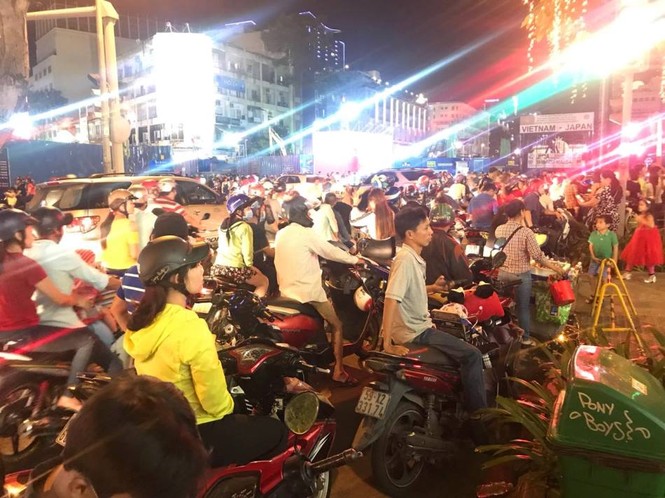 Trung tâm TPHCM ùn tắc, kẹt cứng trong đêm Noel - ảnh 1