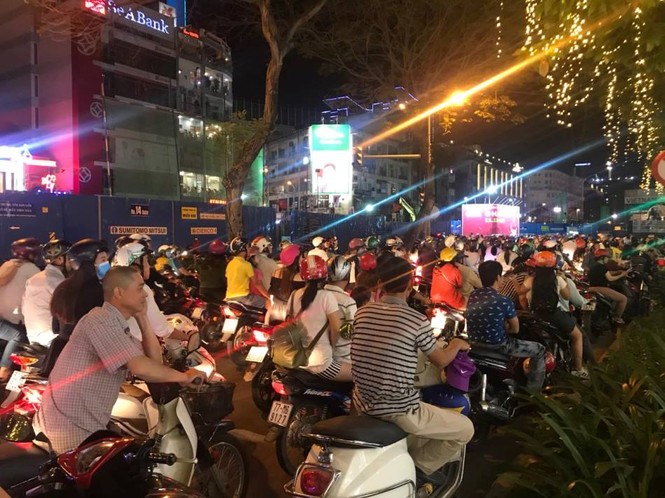 Trung tâm TPHCM ùn tắc, kẹt cứng trong đêm Noel - ảnh 8