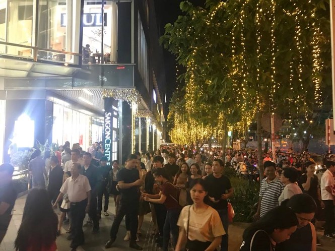 Trung tâm TPHCM ùn tắc, kẹt cứng trong đêm Noel - ảnh 4