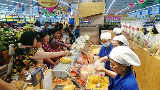 Rau quả ở chợ truyền thống TPHCM 'ế ẩm' trước bão - ảnh 10