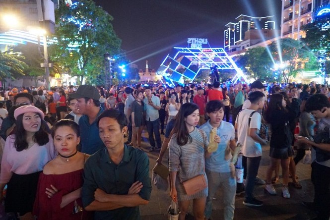 Người Sài Gòn vật vờ ăn uống, mệt mỏi chờ xem pháo hoa - ảnh 5